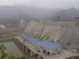 Ketua Nguyen Sinh Hung mengunjungi Pabrik Hydro Listrik Son La